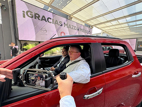 Mazda jugueton 2025 entrega regalos v2