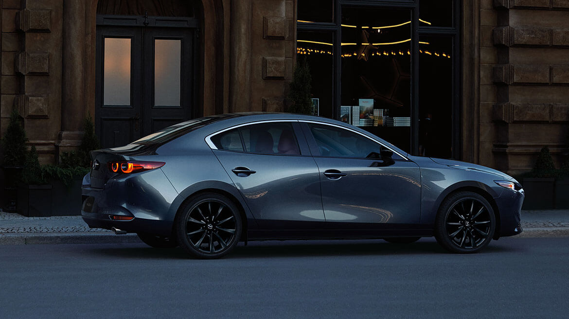 carro sedan gris de lado