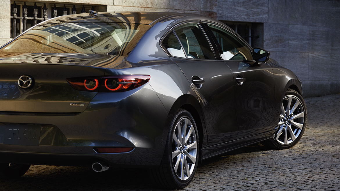 carro gris sedán