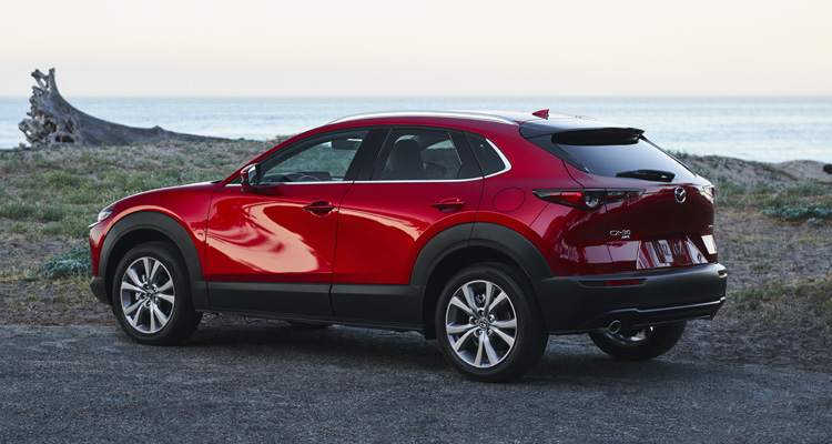 SUV roja en la playa