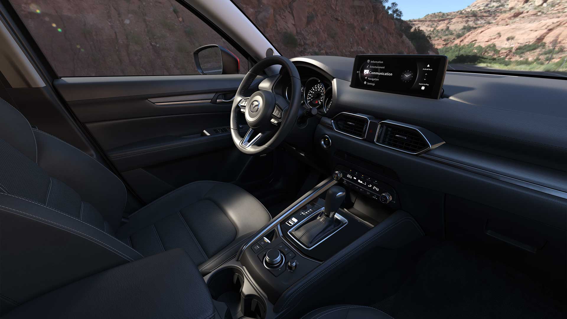 Interior de camioneta con volante y palanca de velocidades en piel