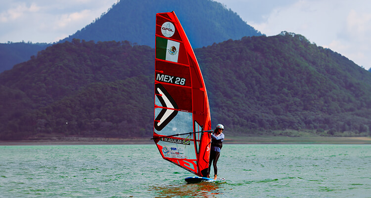 Mujer en velero