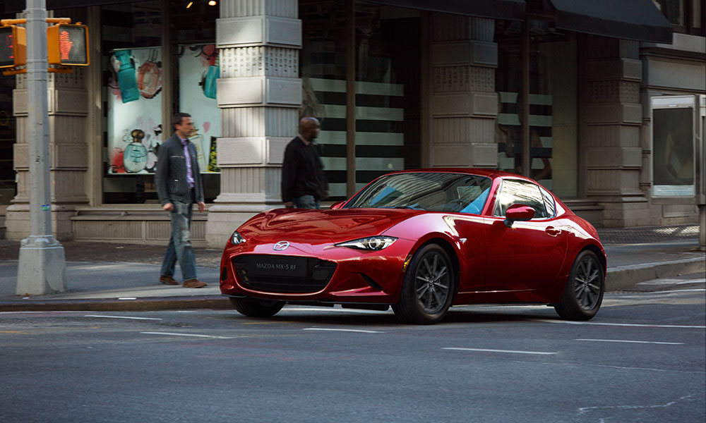 Carro deportivo mazda mx 5 rf rojo ciudad v2