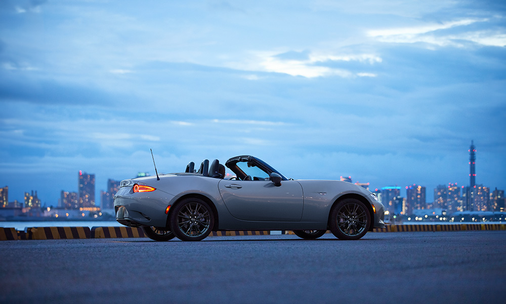 Auto deportivo gris atardecer