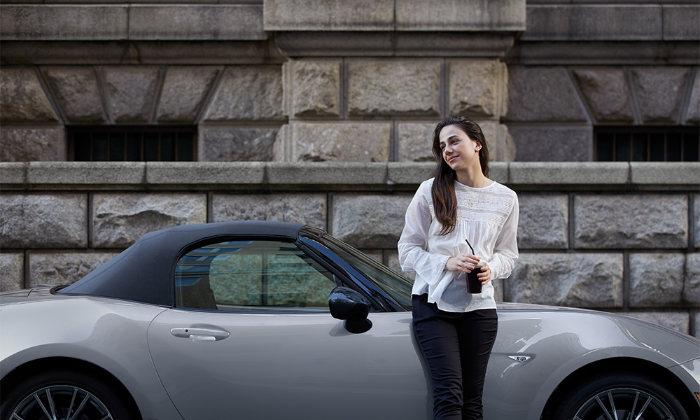 Mujer en coche gris