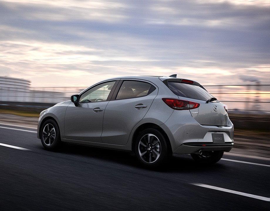 mazda coche gris compacto atardecer