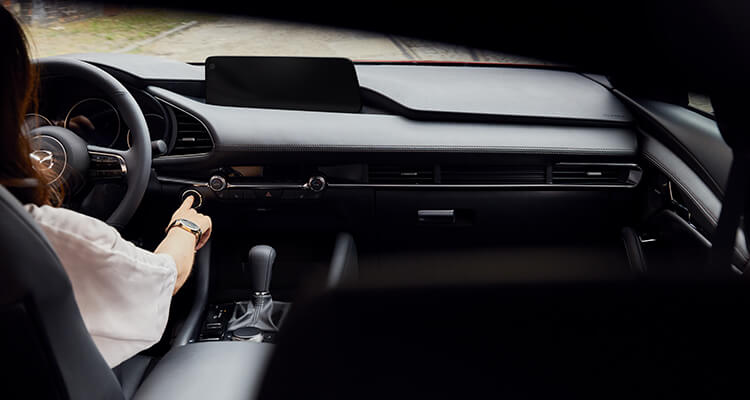 mujer carro interior mazda 3 hatchback mujer carro interior mazda 3 hatchback