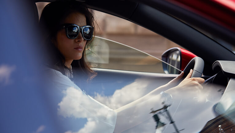 mujer coche interior