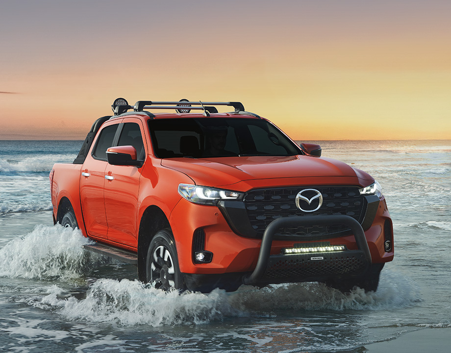 Mazda bt50 roja atardecer playa v1 Mazda bt50 roja atardecer playa v1