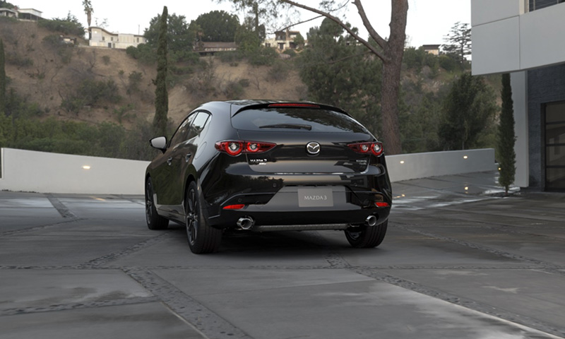 auto negro hatchback 2025