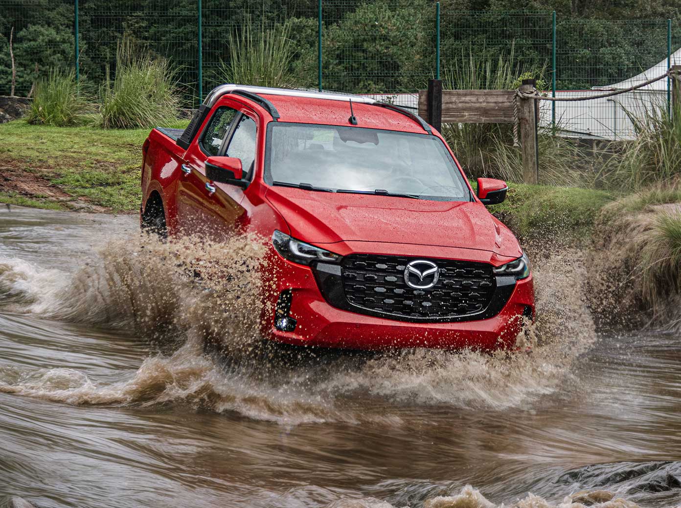 Mazda camioneta bt50 roja offroad v1