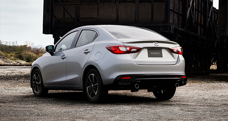 Mazda2 sedan gris aero v1