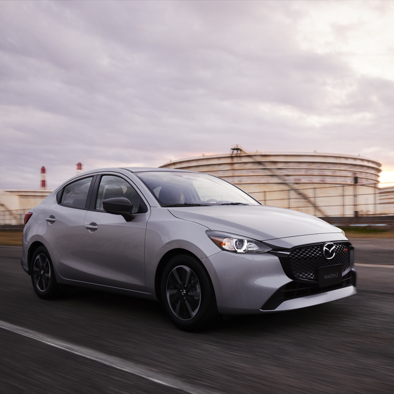 Mazda2 sedan gris aero skyactiv v1