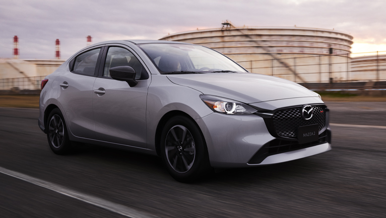 Mazda2 sedan gris aero skyactiv v1