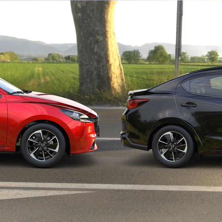 Mazda2 sedan carro rojo negro bosque v1