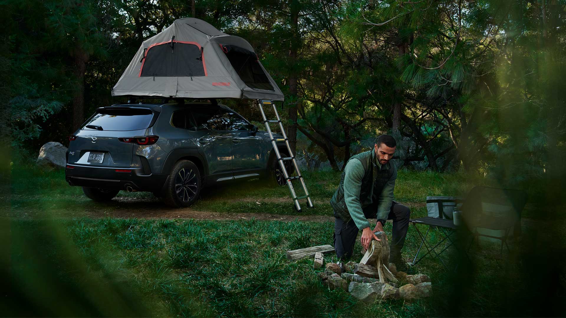 Mazda cx50 coche gris bosque casa acampar v1 05