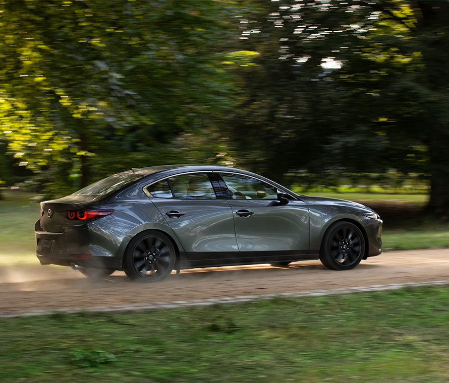 Mazda3 sedan gris titanio v1